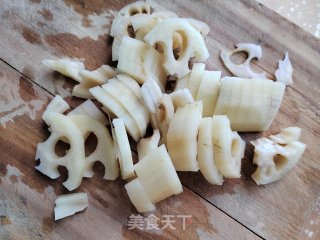 莲藕炒春葵的做法步调：2