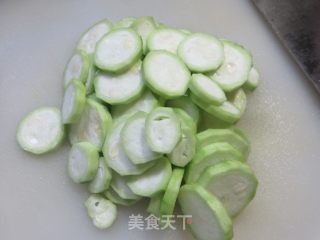 利剑腐乳炒棱角丝瓜的做法步调：4