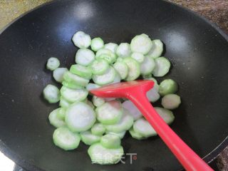 利剑腐乳炒棱角丝瓜的做法步调：5