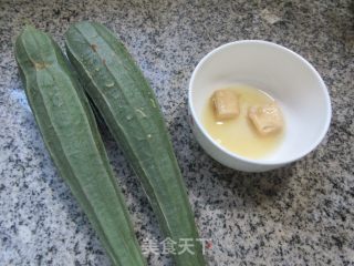 利剑腐乳炒棱角丝瓜的做法步调：1