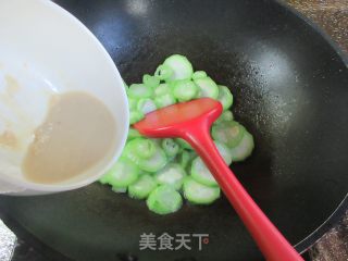 利剑腐乳炒棱角丝瓜的做法步调：8