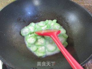 利剑腐乳炒棱角丝瓜的做法步调：10