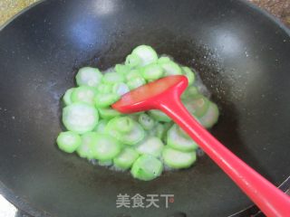 利剑腐乳炒棱角丝瓜的做法步调：7