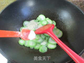 利剑腐乳炒棱角丝瓜的做法步调：9