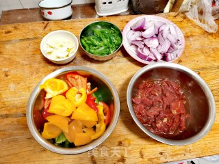 过油肉拌里的做法步调：1