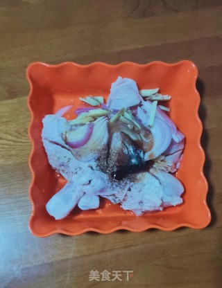 洋葱烤鸡腿的做法步调：1