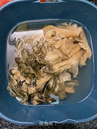 梅菜焖猪足的做法步调：1