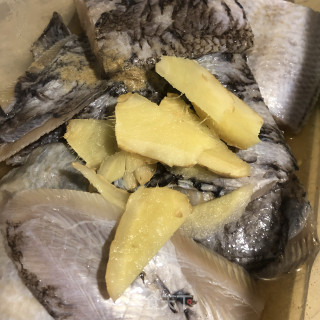焖比目鱼的做法步调：3