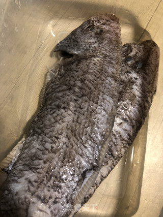 焖比目鱼的做法步调：1