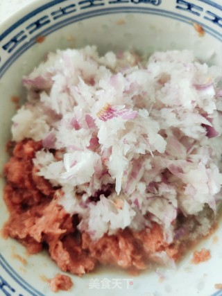 牛肉洋葱馅饼的做法步调：4