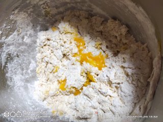 北瓜蛋黄瓜子里包的做法步调：2