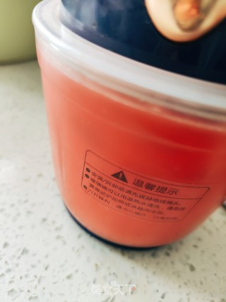西瓜冻碰奶的做法步调：3