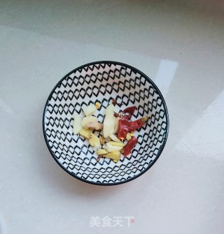 木耳炒包菜的做法步调：2