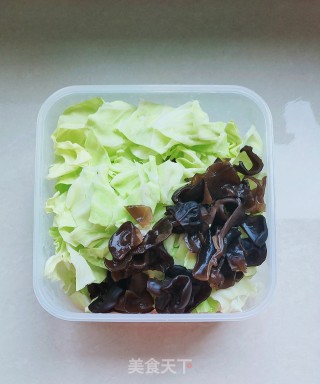 木耳炒包菜的做法步调：1