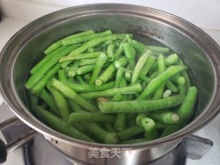 姜汁豇豆的做法步调：4