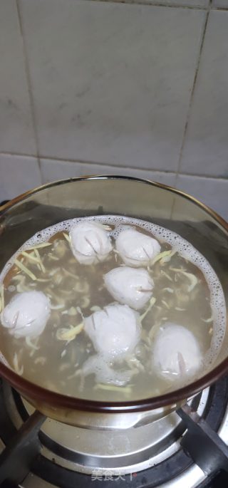 肉丸子虾皮紫菜汤的做法步调：3