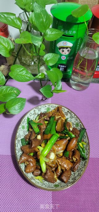 蒜苗炒卤年夜肠的做法步调：10