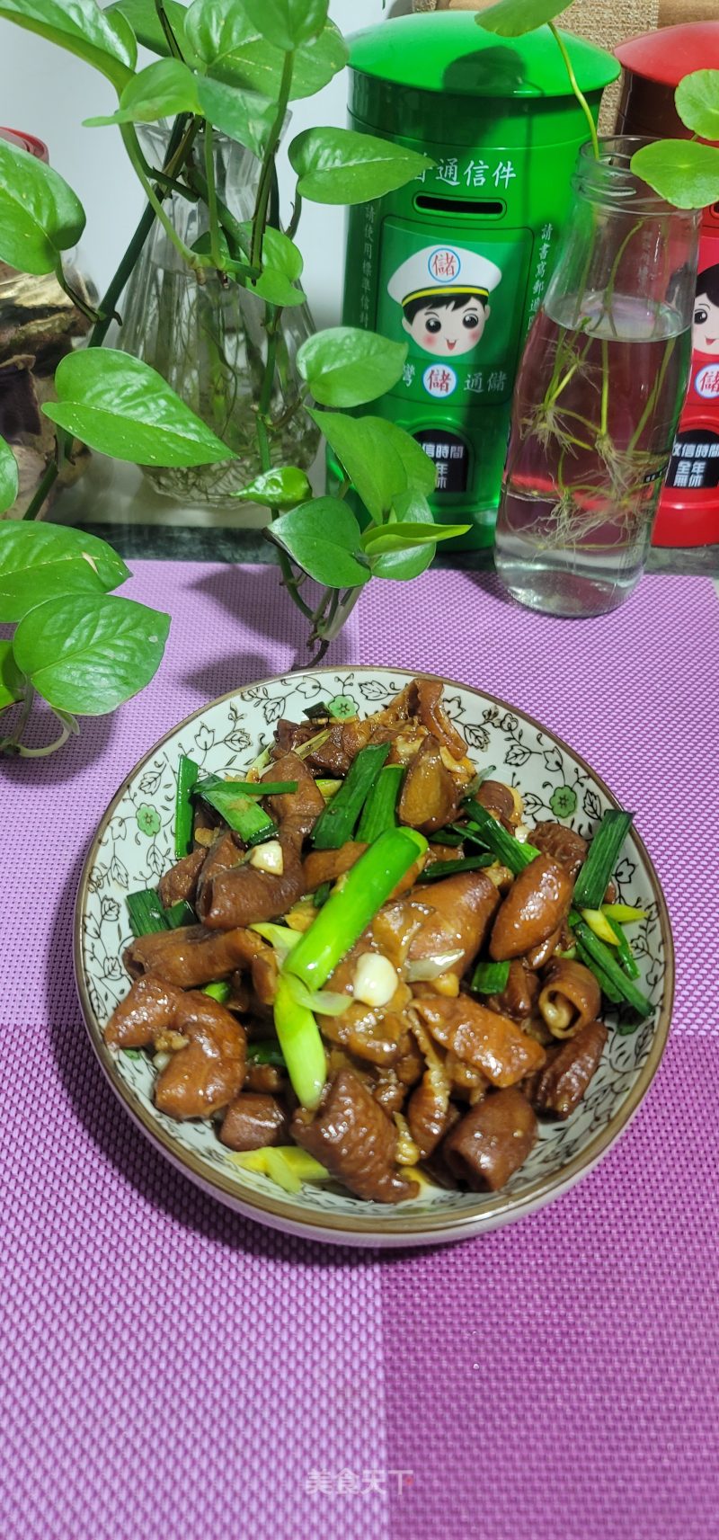 蒜苗炒卤年夜肠的做法