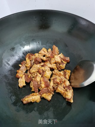 北瓜粉蒸肉的做法步调：1