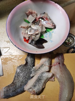 京彩鲈鱼粥的做法步调：1