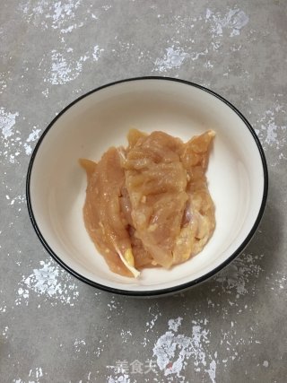 喷鼻煎鸡胸肉的做法步调：1