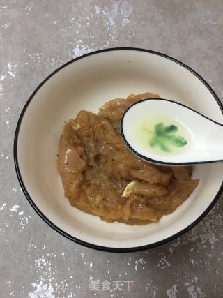 喷鼻煎鸡胸肉的做法步调：5