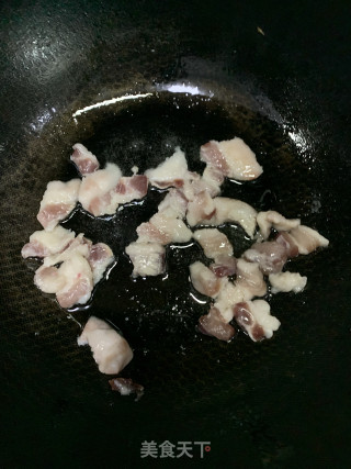 芽菜如许炒爽利没有出汤的做法步调：1