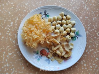 北瓜白枣莲子银耳羹的做法步调：1