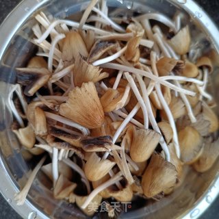 肉终鸡枞花煎蛋汤的做法步调：1