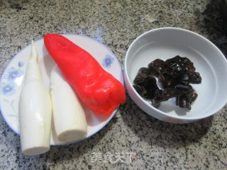乌木耳白椒炒茭利剑的做法步调：1