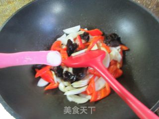乌木耳白椒炒茭利剑的做法步调：8