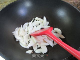 乌木耳白椒炒茭利剑的做法步调：4