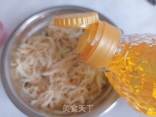 低脂整食鸡胸肉干丝的做法步调：3