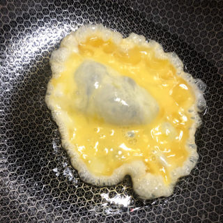 川贝喷鼻油煎鸡蛋的做法步调：3