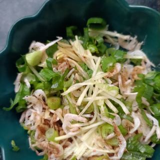 子姜年夜葱拌虾皮的做法步调：6
