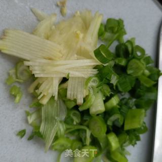 子姜年夜葱拌虾皮的做法步调：3