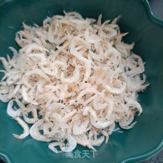 子姜年夜葱拌虾皮的做法步调：1
