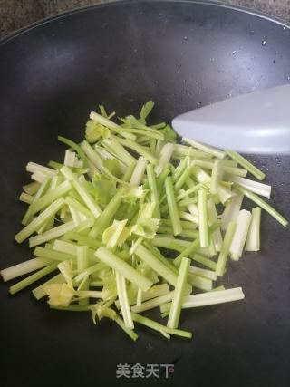 西芹炒牛肉的做法步调：5