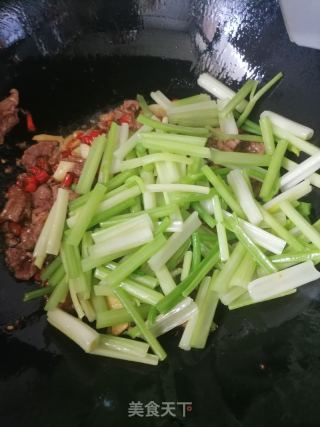 西芹炒牛肉的做法步调：9