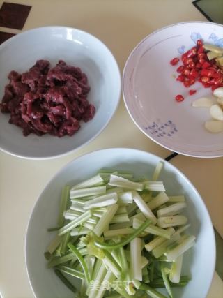 西芹炒牛肉的做法步调：1