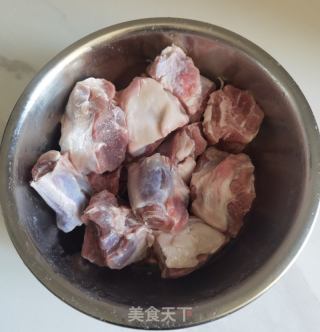 浑炖羊腿肉的做法步调：1