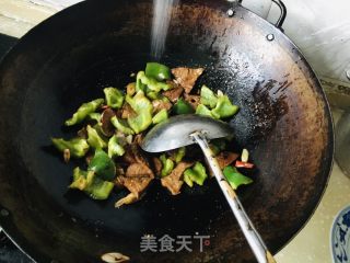 杮子椒炒五喷鼻肺的做法步调：6