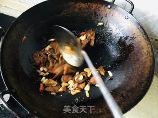 杮子椒炒五喷鼻肺的做法步调：4