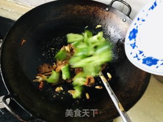 杮子椒炒五喷鼻肺的做法步调：5