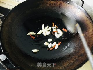 杮子椒炒五喷鼻肺的做法步调：2