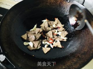 杮子椒炒五喷鼻肺的做法步调：3