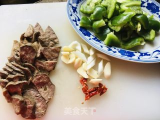 杮子椒炒五喷鼻肺的做法步调：1