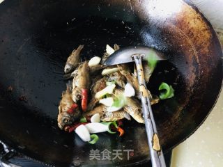 麻辣喷鼻酥鲫鱼的做法步调：7