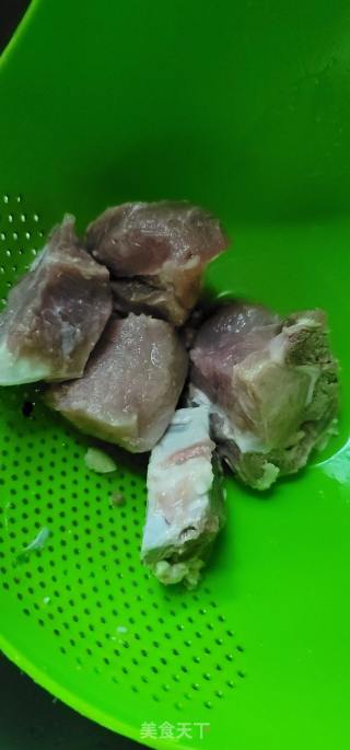 青木瓜玉米笋炖猪骨汤的做法步调：1