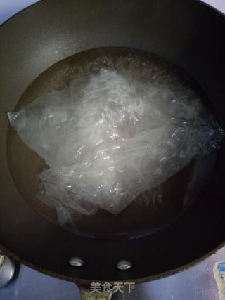 西兰花拌粉皮的做法步调：1